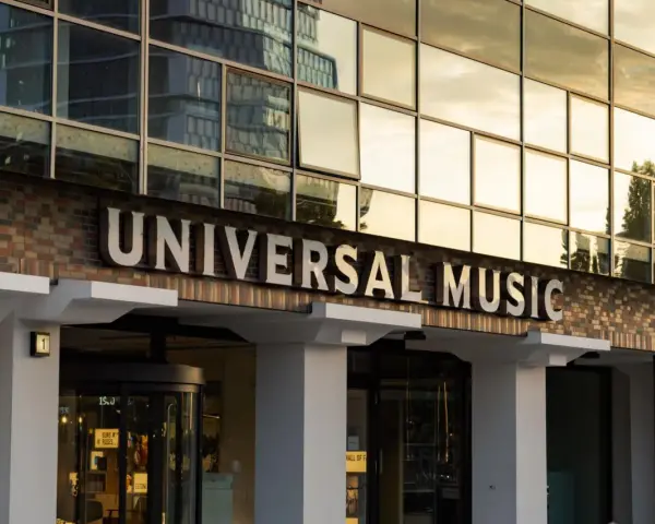 Das Gebäude von Universal Music, einem großen major label, mit seinem Namen in großen Buchstaben.