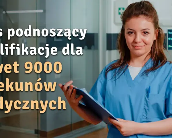 Kurs podnoszący kwalifikacje dla nawet 9000 opiekunów medycznych. Uśmiechnięta pielęgniarka z dokumentacją w ręku.