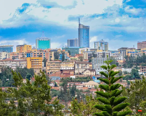 Widok na miasto z kigali, z górującymi budynkami i zielenią.