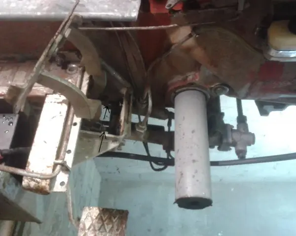 Mechanizm pedałów hamulca w C360. Strzałki wskazują punkty regulacji, kluczowe by jak wyregulować hamulce w C360.