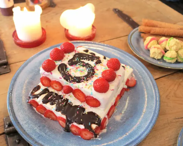 En härlig glasstårta med jordgubbar och chokladdrizzle, perfekt för ett födelsedagskalas. Den ser ut som en liten glasstårta lastbil!