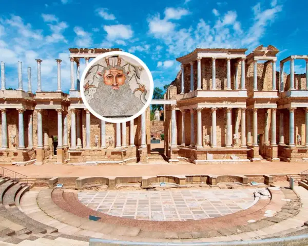 Teatro romano, vestigio de la romanización de la península ibérica, con un mosaico de un rostro barbudo en primer plano.