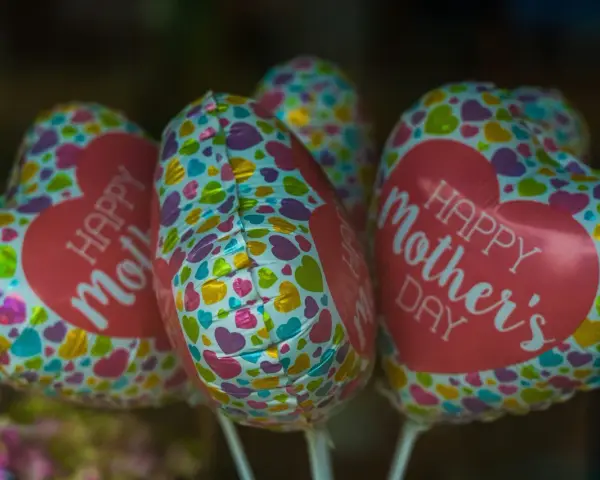 Serce balony z napisem "Happy Mother's Day" i kolorowymi serduszkami, idealne na Dzień Matki.
