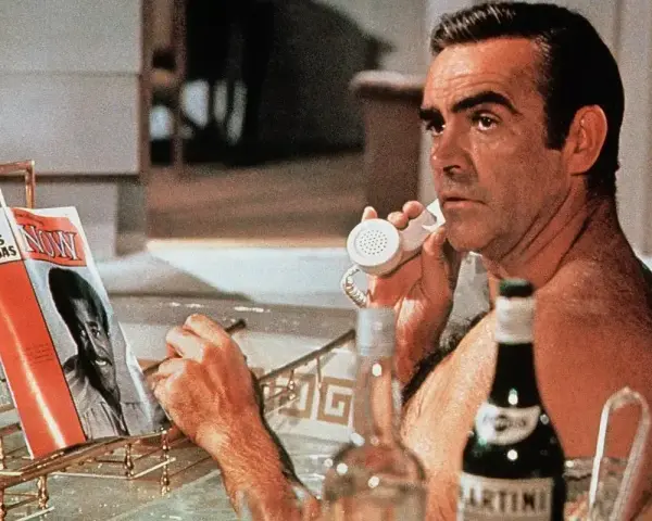 Sean Connery w wannie, rozmawiający przez telefon, z magazynem "Las Vegas Now" i butelką Martini. Wstrząśnięte, nie zmieszane.