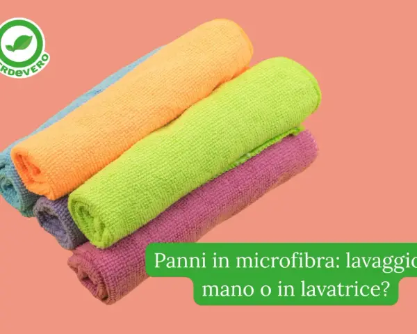 Panni in microfibra colorati, perfetti per scoprire come lavare le pezze in lavatrice senza rovinarle.