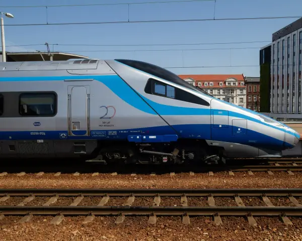 Pendolino PKP Intercity ED250-012g, gotowe do podróży z Poznania do Warszawy.