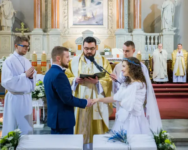 Jakie śluby składa ksiądz i jak wpływają na jego życie?
