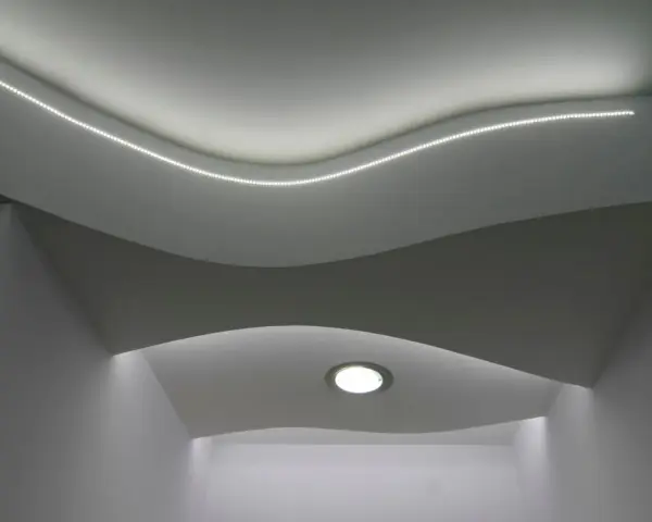 Controsoffitto in polistirolo con illuminazione a LED integrata, crea un effetto ondulato e moderno.