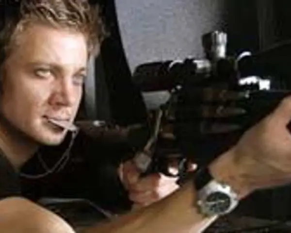 Jeremy Renner jako żołnierz z karabinem snajperskim w filmie "28 tygodni później obsada".