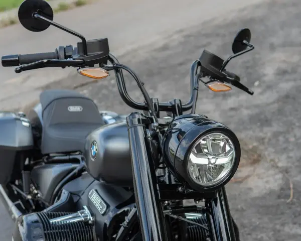 Nowoczesny motocykl BMW z charakterystycznymi światłami do jazdy dziennej. Przepisy dotyczące ich używania są ważne dla bezpieczeństwa.