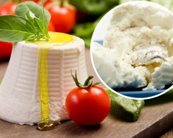 Świeża ricotta z oliwą i bazylią, idealna do sałatek, past czy jako dodatek do dań. Pyszna i wszechstronna!