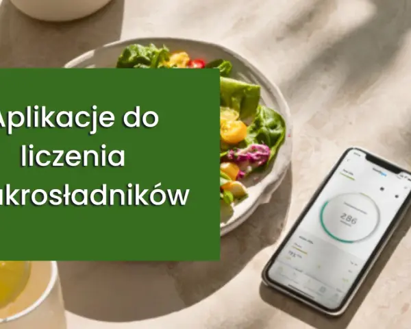 Aplikacja do liczenia makroskładników ułatwia przestrzeganie diety keto. Obok talerza z sałatką leży smartfon z widocznym interfejsem aplikacji.
