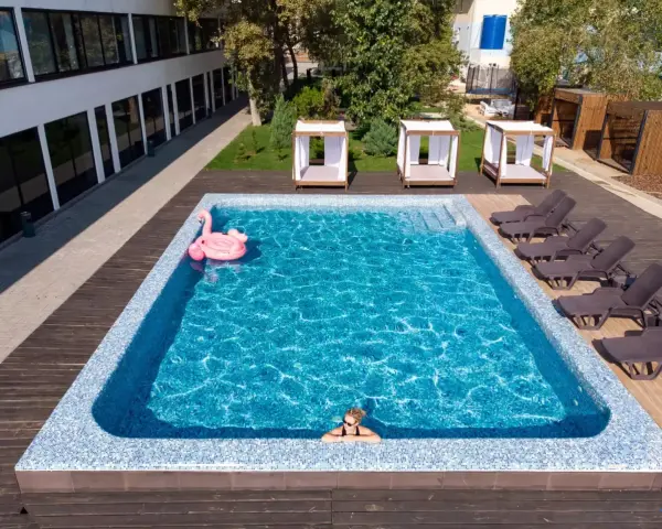 Relaks przy basenie z dmuchanym flamingiem. Idealne miejsce na wypoczynek w hotelu Karpacz w Karpaczu.