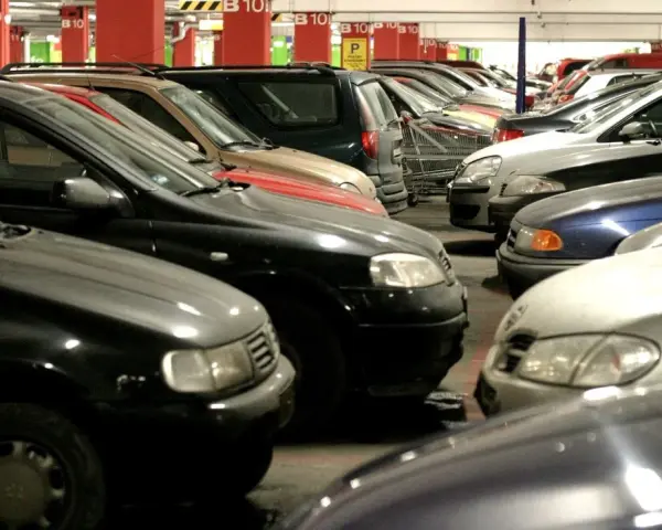 Rzędy samochodów na parkingu podziemnym. Widać oznaczenia B10, które mogą sugerować wymiary miejsca parkingowego.