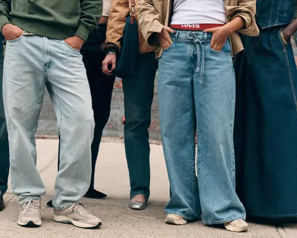 Persone con jeans larghi, che rappresentano il **loose fit significato** di comodità e stile rilassato.