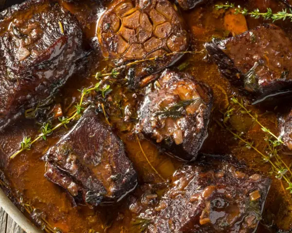 Succulenta carne in umido, tenera e saporita, cotta lentamente in un ricco sugo con aglio e erbe aromatiche.