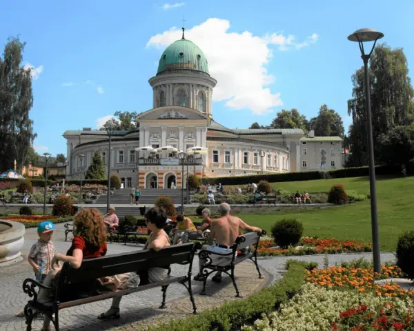Park zdrojowy z pijalnią wód, idealne miejsce dla szukających najlepszych sanatoriów w Polsce.
