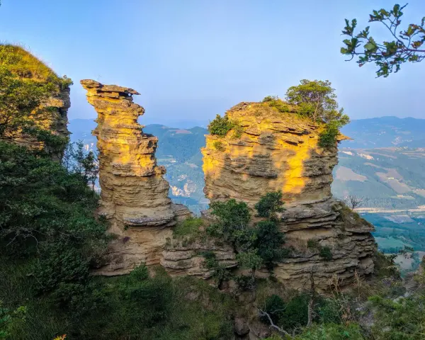 Formazioni rocciose dorate dal sole, un paesaggio mozzafiato che ricorda il cammino Bologna Firenze.