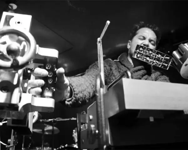L'auteur, un musicien, joue d'un instrument étrange, tel un punisher sonore, manipulant des machines complexes.