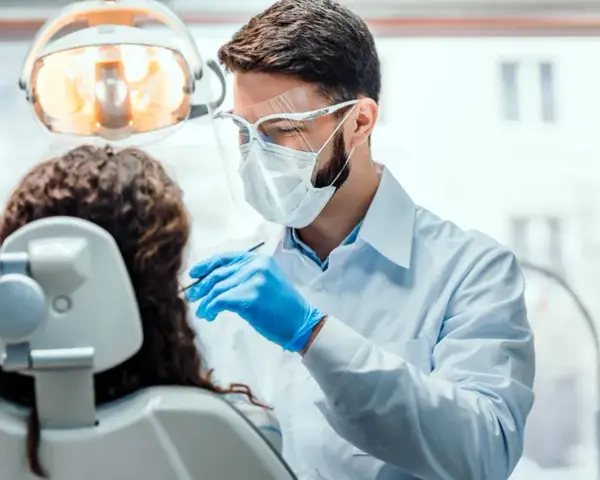Czy przed wizytą u dentysty można wziąć tabletkę przeciwbólową bez ryzyka?