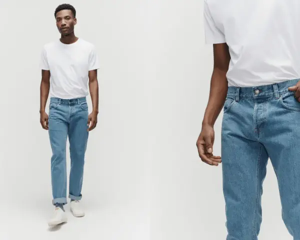 Mann in blauer Jeans und weißem T-Shirt. Ein Beispiel, wie man blaue Jeans kombinieren kann, lässig und stilvoll.