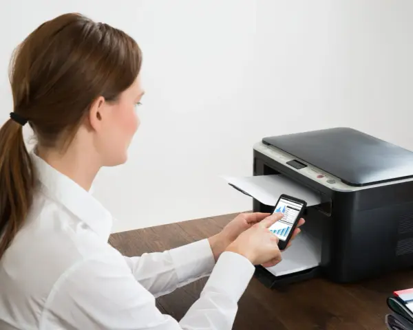 Frau verbindet Epson Drucker mit WLAN über ihr Smartphone.