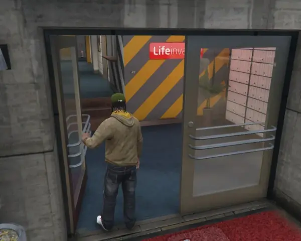 Gracz wchodzi do budynku, gdzie może wpisać komendy GTA RP. W tle widać logo "Lifeinvader".