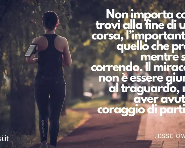 Donna corre su un sentiero. Frasi sulla corsa: "Il miracolo non è essere giunto al traguardo, ma aver avuto il coraggio di partire." - Jesse Owens.