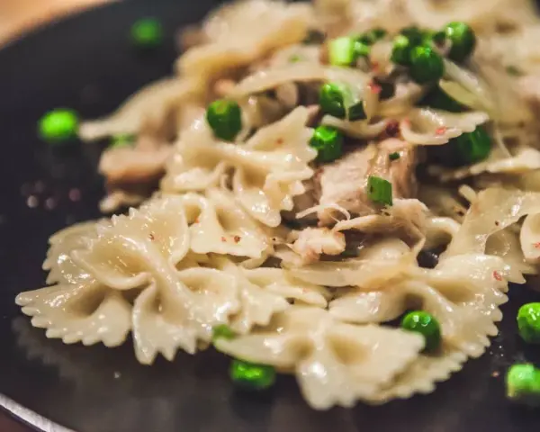 Makaron farfalle z groszkiem i kurczakiem. Czy to lewiatan makaron vs makaron premium? Wygląda pysznie!
