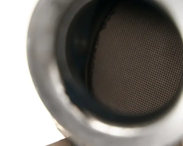 Wnętrze filtra DPF, co to jest? Widok na siatkowaną strukturę ceramiczną, która zatrzymuje cząstki sadzy.