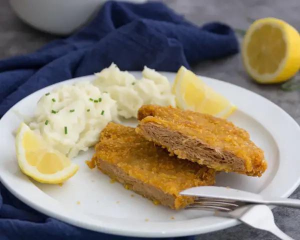 Chrupiący kotlet sojowy z puree ziemniaczanym i cytryną. Pyszne wegańskie danie.