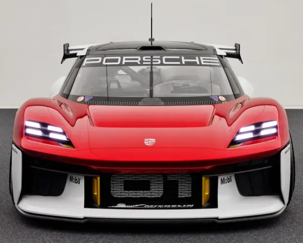 Czerwony samochód wyścigowy Porsche Mission R z białymi akcentami i logo Porsche.
