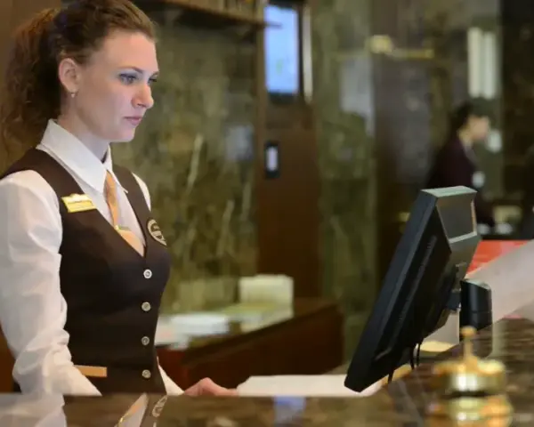Ile godzin pracuje recepcjonistka w hotelu? Zaskakujące fakty!