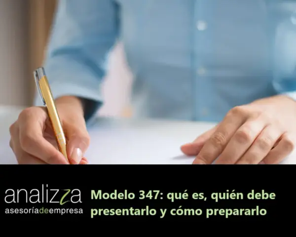 Manos escribiendo en un documento. El texto indica "Modelo 347: qué es, quién debe presentarlo y cómo prepararlo".