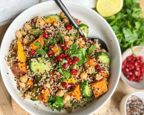 Bunter Quinoa-Salat mit Kichererbsen, Süßkartoffeln und Granatapfelkernen – eine köstliche Inspiration für proteinreiche Rezepte.