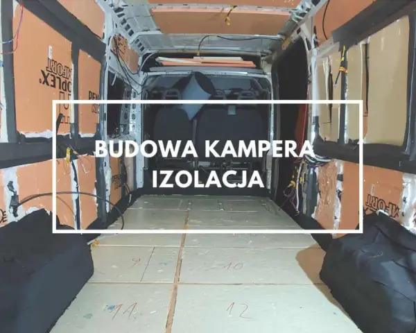 Wnętrze kampera w trakcie budowy, widoczna izolacja ścian i podłogi. Prace nad izolacją kampera postępują.
