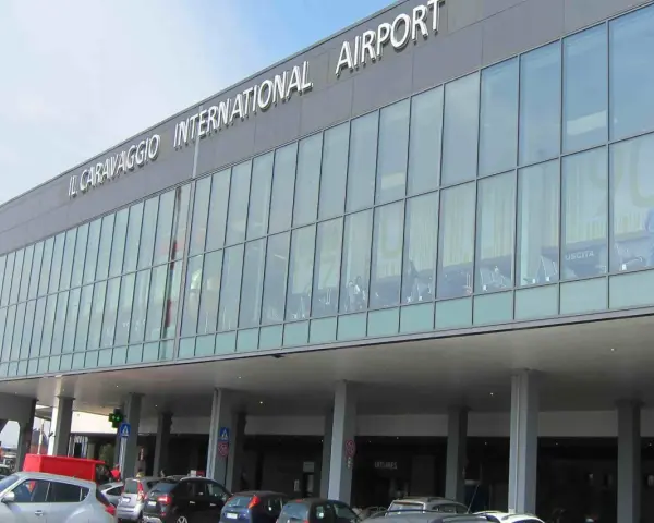 L'aeroporto Il Caravaggio di Milano Bergamo, con la sua facciata moderna in vetro, accoglie i viaggiatori.