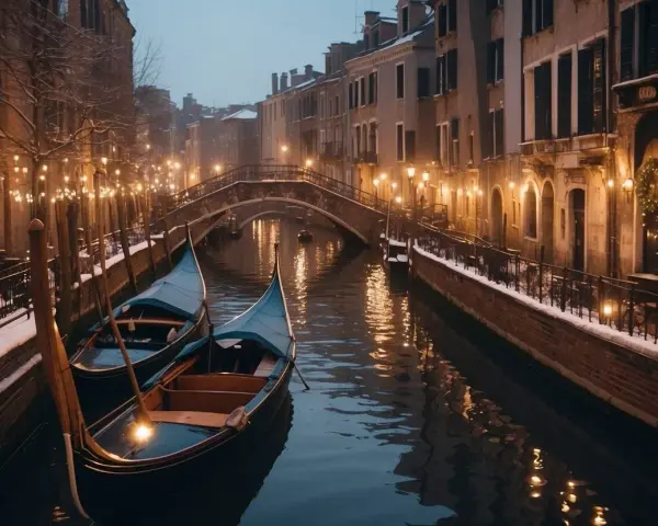 Gondole ferme in un canale di Venezia a dicembre, con luci soffuse e un ponte sullo sfondo.