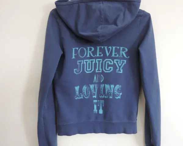 Granatowa bluza Juicy Couture z napisem "FOREVER JUICY AND LOVING IT" w turkusowym kolorze.