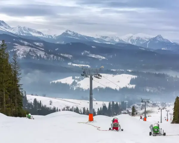 Piękne widoki na Tatry, idealne miejsce, gdzie na narty w Polsce. Śnieg i wyciągi czekają!