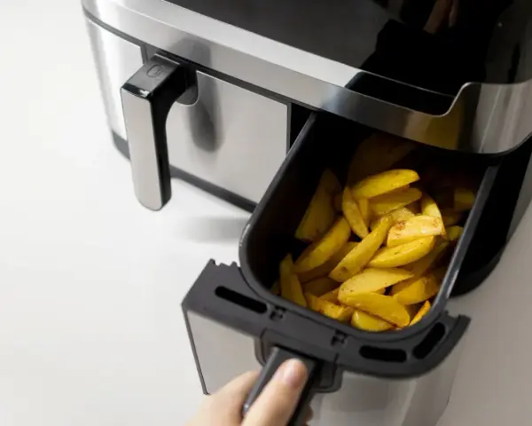 Frytki z frytkownicy beztłuszczowej to świetny pomysł na szybki obiad. Poznaj nasze air fryer przepisy obiad!