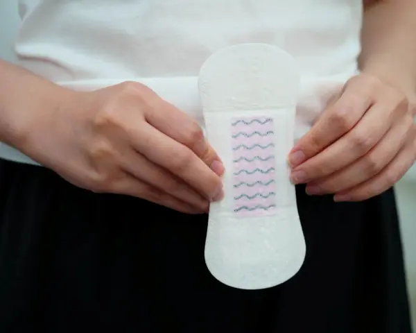 Delikatna podpaska z niebieskimi falami, symbolizująca plamienie implantacyjne.