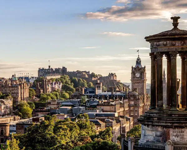 Panoramica di Edimburgo: castello, guglia e monumento. Ideale per scoprire cosa vedere in 3 giorni.
