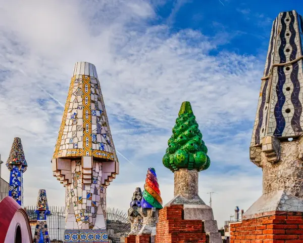 Kolorowe kominy na dachu Casa Batlló to jeden z punktów, które warto zobaczyć w Barcelonie. Ich mozaikowe zdobienia zachwycają.