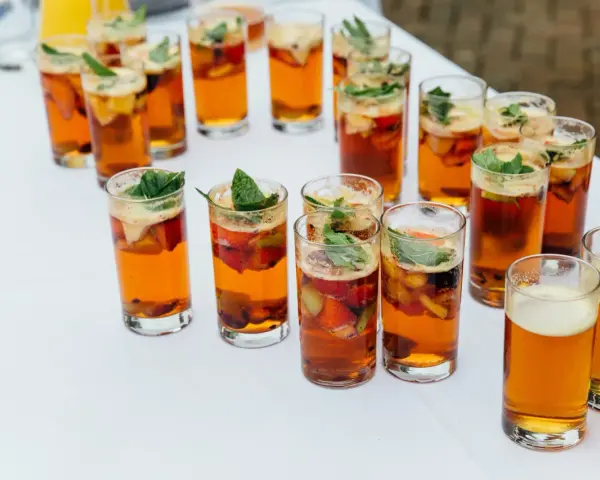 Szklanki z orzeźwiającym napojem i owocami, idealne co zamiast drink baru na letnim przyjęciu.