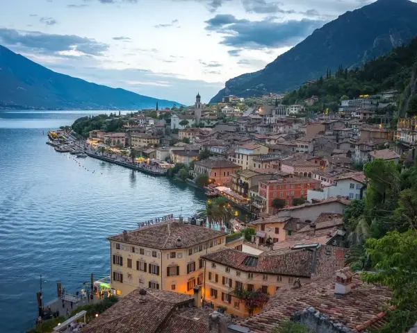 Vacker vy över en stad vid en sjö i norra Italien. Tänk att **camping norra Italien** här skulle vara drömmen!