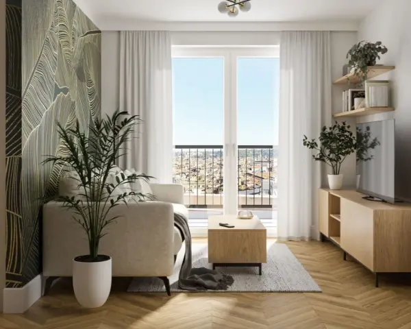 Przytulny, bardzo mały salon w bloku z designerską tapetą, jasną kanapą i widokiem na miasto.