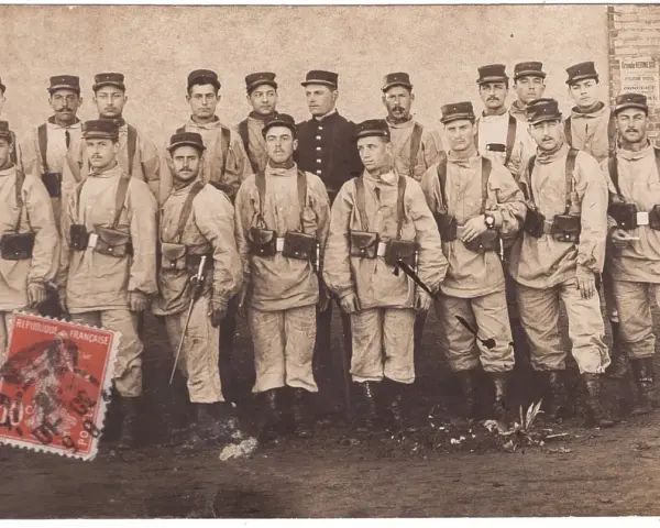 Groupe de soldats français en uniforme, possiblement en recherche d'un ancien combattant de la guerre 14-18. Ils portent des équipements militaires et des casquettes.