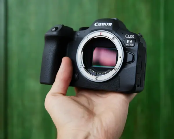 Dłoń trzyma aparat Canon EOS R6 Mark II. Widać matrycę, każdy **piksel** gotowy do uchwycenia chwili.