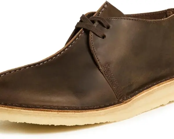 Scarpa desert boot in pelle marrone scuro, con lacci e suola in para. I clarks come calzano sono un classico intramontabile.